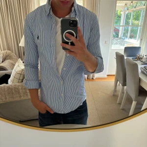 Ralph Lauren skjorta - Hej, säljer nu min fina Ralph Lauren skjorta storlek S slimfit. Den är i nyskick och kommer vara otroligt snygg i sommar. Nypris 1500kr! Vi kommer att sälja liknande produkter nu i sommar så glöm inte följa profilen!🌊🍾