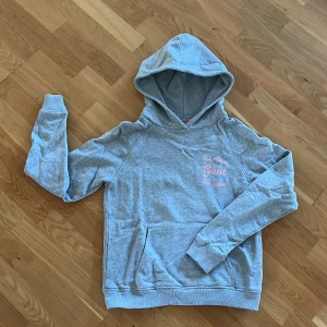 Hoodie  -  Säljer denna gråa hoodie i ifrån GANT st 158-164 ålder ca 13-14