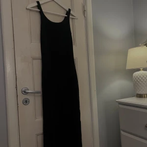 Ribbad långklänning - Ribbad klänning! Skriv för fler bilder❤️