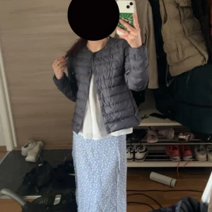 Jacka - Säljer min jätte fina jacka använd få gånger men säljer på grund av att det börjar bli förliten köpt för 800kr och säljer för 350kr