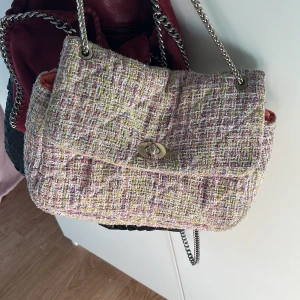 Beck Söndergaard väska❤️ - Såå fin väska från Beck söndergaard!❤️Används inte längre därför säljer jag. Köpt för cirka 900kr men säljer för 500. Den är i fint skick förutom en defekt som kan ses på bild 2, märks inte av alls dock.💗