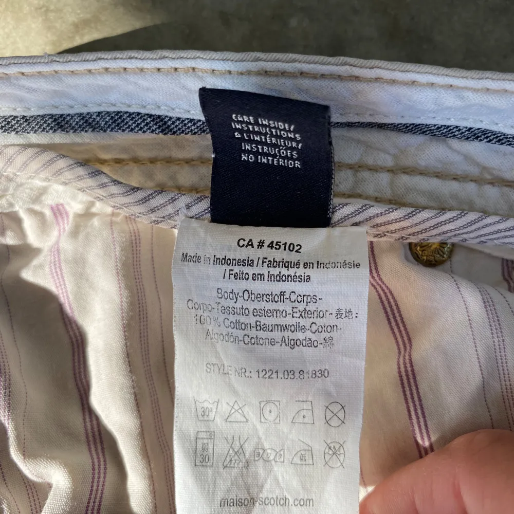 Beige shorts från Maison Scotch tillverkade av 100% bomull. Shortsen har en knapp och dragkedja framtill samt flera fickor både fram och bak.. Shorts.