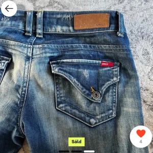 Blåa only jeans  - Jag köpte på Plick men dom var för stora för mig. skriv gärna för fler bilder dom är lågmidjade och bootcut.💕