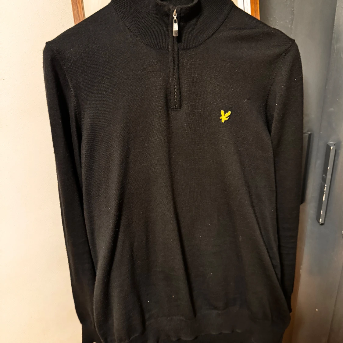 Svart tröja med dragkedja från Lyle & Scott