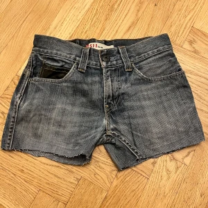 Levis shorts xs - Jeansshorts Levis 511 slim w29. Motsvarar ca XS eller XXS Bredd shorts 36,5. Längd fram ca 31 cm Lowwaist ca 21 cm fram Ben ca 24 cm Läderdetalj fram och bak. Mät och jämför med din storlek! Priset kan ändras vid snabb affär❤️