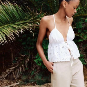 Vit broderad linnetopp - Säljer denna söta vita topp ifrån zara då den inte passar. Aldrig använt den💌