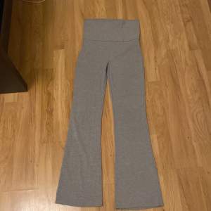 Gråa joga pants, säljer pga för korta 