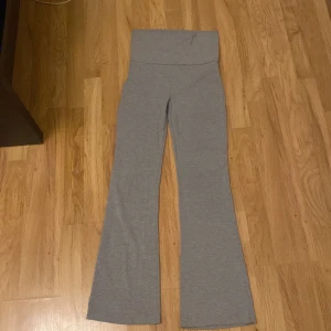 Gråa joga pants - Gråa joga pants, säljer pga för korta 