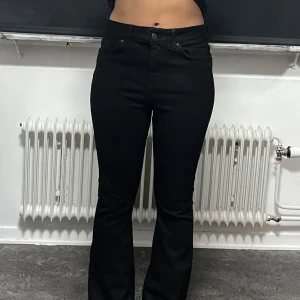 Vero moda Jeans  - Hej! Säljer Vero Moda jeans, som ser ut som nya och har inga defekter. Storlek W32/L30. Det är bootcut och mid rise. Säljer dom för 450kr. Priset kan diskuteras🫶🏼