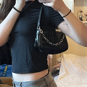 Mini väska - Liten baguette väska med mönster och kedja. Sparsamt använd! Får plats med t.ex mobil, läppsyl och plånbok.