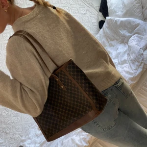 Axel väska  - Rymlig väska perfekt till skola eller jobb💕 Innuti väskan är det ett fack med dragkedja!💘