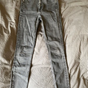 Grå raka Calvin Klein Jeans - Säljer dessa grå jeans från Calvin Klein med raka ben och medelhög midja. Väldigt bra skick och inga defekter❣️