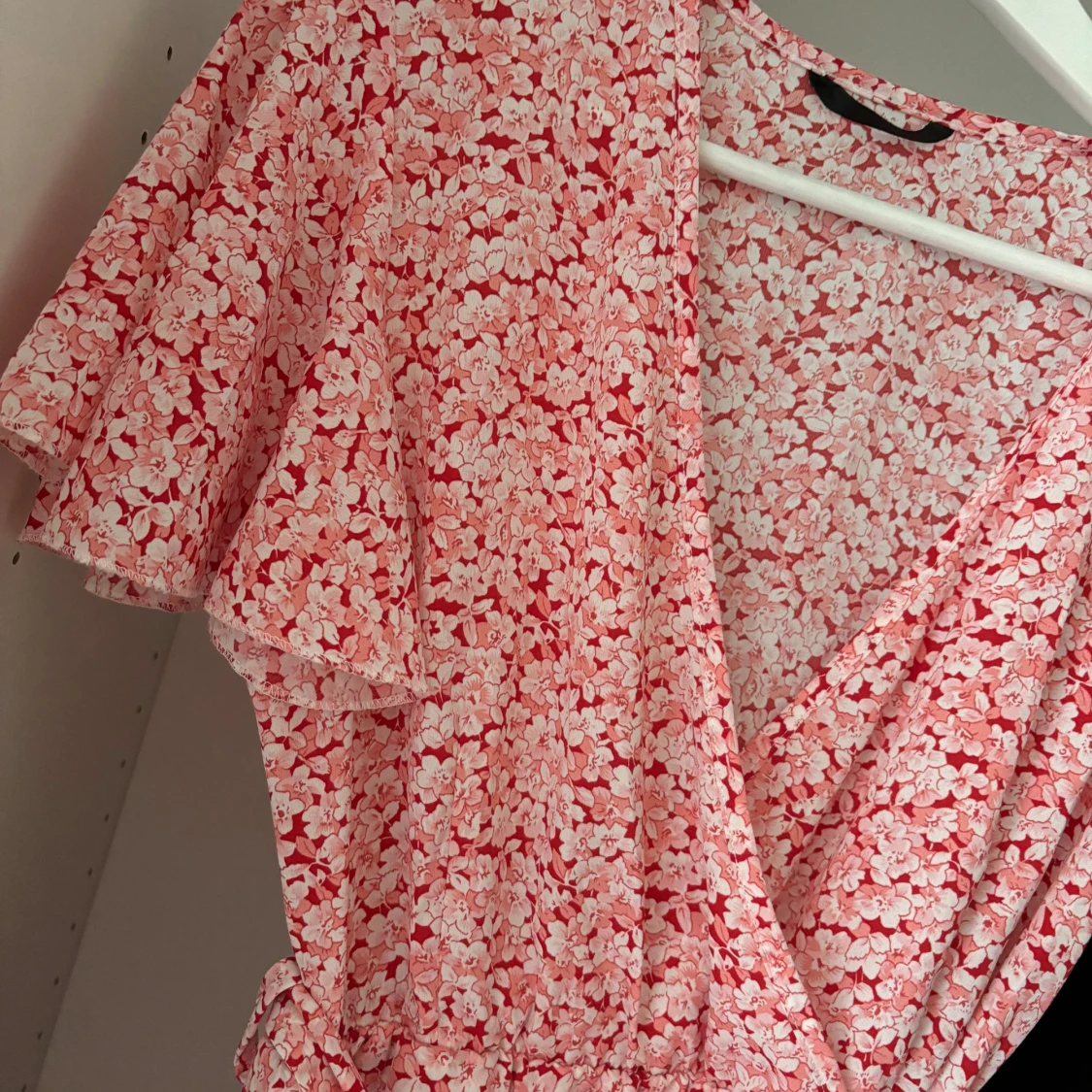 Omlottklänning med knytskärp - 90