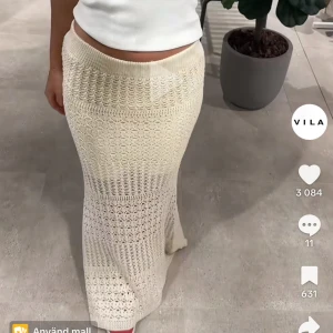 Kjol - Hej säljer denna kjolen från vila. Superfin till vardags och går även att klä upp. Köpt för 499. Kan tänka mig att gå ner vid snabb affär