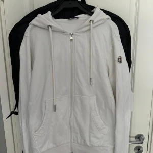 Moncler kofta  - Tja, säljer nu min moncler kofta som köptes i Miami på sawgrass mills 2022 sommaren, har använt den då och då men inte ofta, ett super bra skick och har som sagt kvitto på den även bild från när jag va handla den i moncler butiken ifall man vill se d