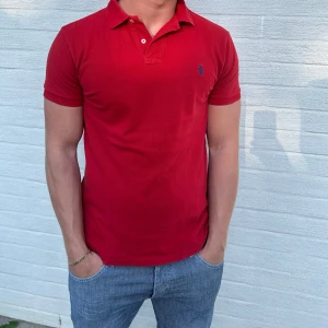 Ralph lauren piké  - Röd Ralph lauren piké i gott skick. Storlek M.   Jacob cohen, YSL, saint Laurent, golden goose, lindeberg, gran sasso, Phillipe model, philippe model, dondup jeans, Levis, lee jeans, Ralph lauren, gant, grisch, laidback, tom Ford, rayban boyfriend, 