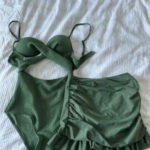 Baddräkt + cover up - Aldrig använd!  Skyddet är fortfarande kvar.  