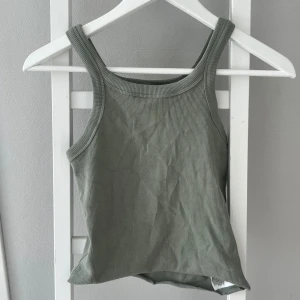 Linne - Militärgrönt linne från Hm