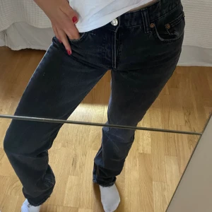 Svarta Raka jeans - Gråsvarta jeans från zara som är medelhöga i midjan 