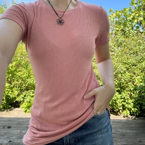 T-shirtklänning med urtvättat mönster - Stretchig, gammelrosa lång t-shirt/ kortare T-shirtklänning med urtvättat, vitt, oregelbundet mönster från Forever21. Storlek: S. Material: 96% modal + 4% elastan. :)