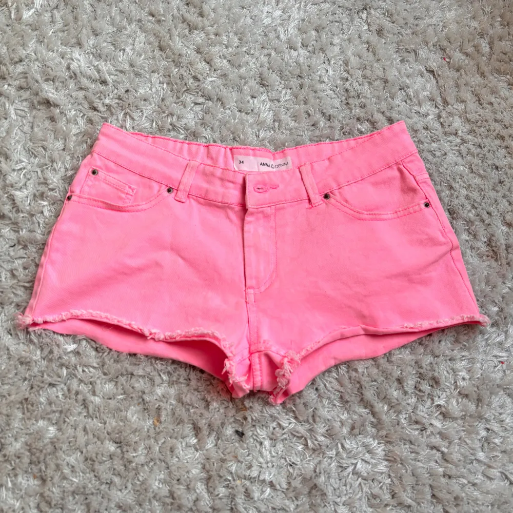 Super coola rosa jeansshorts med fina detaljer, en liten defekt (finns bild) men tycker inte det syns när man har på sig dem, därav lågt pris. Säljs då dom är för stora✨ Från Anna Denim. Shorts.