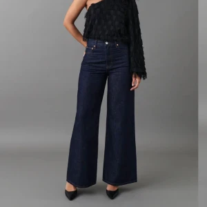 Mörkblå vida jeans  - Säljer dessa nästan oanvända jeans från Gina tricot. Dem är st 32 och uppsydda till min längs (157). Men skulle säga att passar någon som är lite längre eller kortare. Skriv om ni vill ha fler bilder eller har några frågor. :)