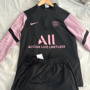 PSG tracksuit - Säljer nu min Nike x PSG tracksuit i st s i ny skick använd ett fåtal gånger. Vid fler frågor skriv gärna. OBS! Kan även säljas separat tröja och byxor.