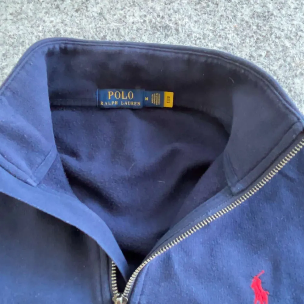 Polo Ralph Laurent half zip | Utmärkt skick | Fraktas via postnord eller instabox | Tveka inte på att höra av dig vid frågor!😊. Hoodies.