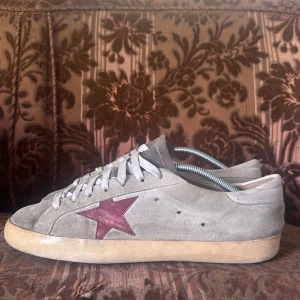 Golden goose - Tjena, säljer mina golden goose eftersom att jag vill köpa nytt. Skick 8/10! 