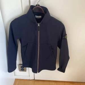Stone island jacka - Storlek 156 12 år men sitter lite större nypris cirka 4000 priset går att diskuter små täcken på använd