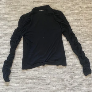 Långärmat svart topp - Långärmad svart topp med unika ärmar!🫶🏼