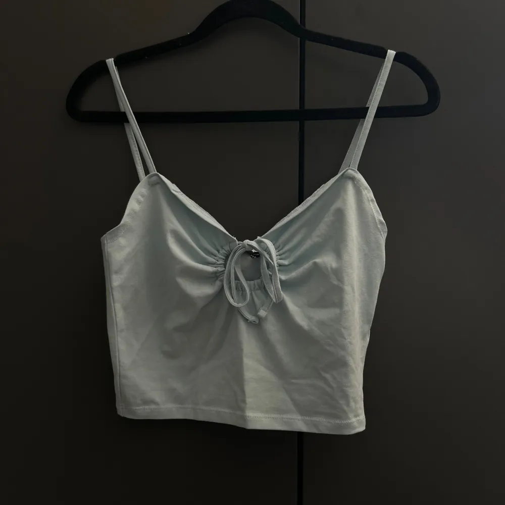 Crop top med snörning framtill från Asos. Använd få gånger!  🦋. Toppar.