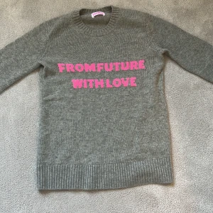 From future tröja - Jag säljer den här jättefina fromfuture tröjan som jag köpte för 3 år sedan. Den går inte att köpa nu men jag köpte den för 2 300. Säljer pga att den inte kom till andvändning (Nöstan aldrig andvänd)💕💕