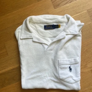 Ralph lauren pike frotte - Vit raffe pike i toppskick 10/10, nypris 1600kr och har inga hål eller fläckar, storlek S. Hör av dig vid intresse!