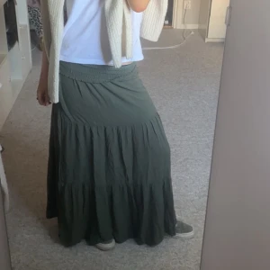 mörkgrön lång kjol  - säljer denna långkjol då jag aldrig använder den💕💕 använd 2 gånger så i strålande skick!!