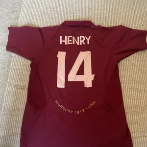Arsenal Henry tröja från 2004-2005  - En riktig Henry tröja från 2004-2005 med Henry från med 10/10 skick. andvänd fåtal gånger pga att den är för liten. Pris kan diskuteras.