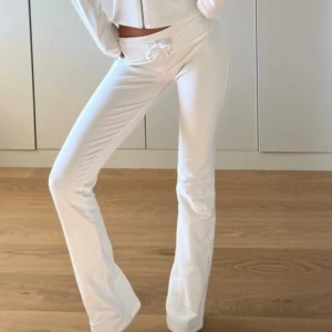 Mjukisbyxor - Vita mjukisbyxor från Nelly, aldrig använda med lappen kvar