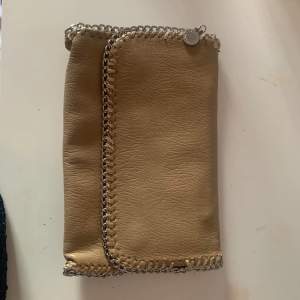 Stella McCartney WALLET väska, jag är osäker på om den är fejk eller äkta men det mesta tyder på att den är äkta (pratade med en person på NK och jämförde). Annars är väskan i bra skick förutom lite på sidorna som man kan se på bilden. 