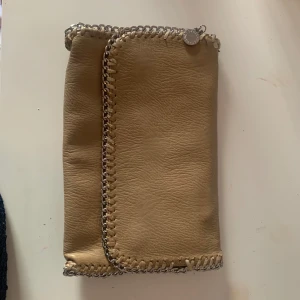 STELLA MCCARTNEY VÄSKA (LÄGG PRISFÖRSLAG)💘 - Stella McCartney WALLET väska, jag är osäker på om den är fejk eller äkta men det mesta tyder på att den är äkta (pratade med en person på NK och jämförde). Annars är väskan i bra skick förutom lite på sidorna som man kan se på bilden. 