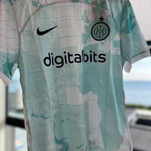 Inter Milan tröja - Säljer nu min Inter tröja som aldrig är använd. Tröjan är i 10/10 skick. Och den är i storlek S.