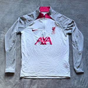 Liverpool träningströja  - En snygg Nike Liverpool tröja använd ett par gånger Inga skador 