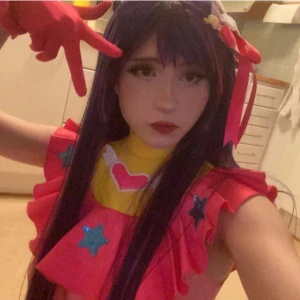 Ai Hoshino cosplay  - inkluderar allt i den, peruk, klänning, hårspänne, handskar och rosa knästrumpor  ena handsken har ett litet hål i sig men går att fixa genom att sy ihop   kan tänka mig o gå ner lite i pris vid snabb affär :p