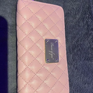 Plånbok  - Jag vill sälja min plånbok då den inte kommer till användning och att färger inte passar mig. Den är oanvänd 