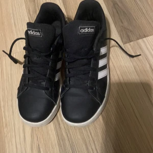 Adidas skor  - Adidas skor köptes på stadium för 700 kr säljes för 200 kr . 