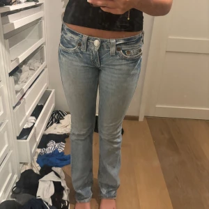 INTRESSEKOLL TRUE RELIGION JEANS  - INTRESSEKOLL på Mina väldigt fina och dyra true religion jeans. Byxorna har ett väldigt unikt mönster nedtill och snygga detaljer på fickorna. DOM ÄR OCKSÅ LÅGMIDJADE. Vid ett bra pris kan de säljas!