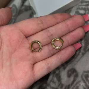 Helt nya guld örhängen  - Helt nya och oanvända örhängen som är i 18k Guld. Är 100% sötvattenspärlor. Är superfina men säljer då jag har dubbla par. Nypris: 499kr. Köparen står för frakten ❤️