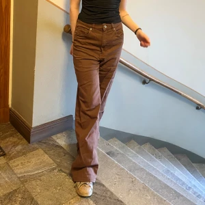 bruna jeans - Bruna jeans i strl 38 från H&M. Fint skick, sparsamt använda! 🥰