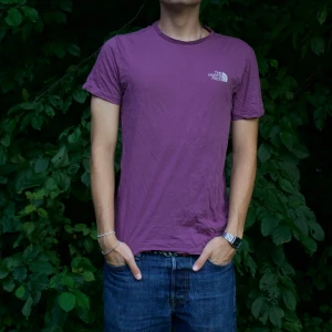 Lila The North Face T-shirt - Modellen är 180cm  S passar M