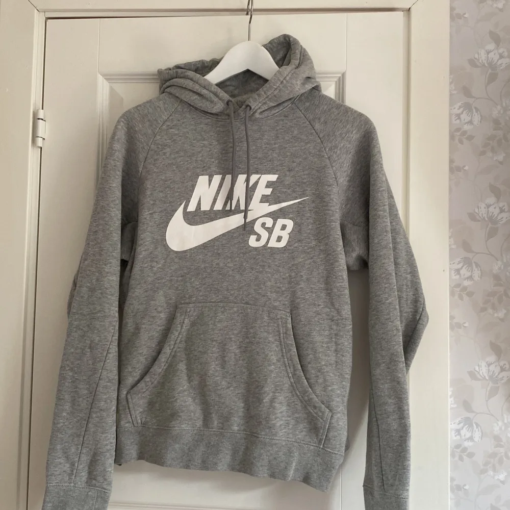 Nikehoodie lättnopprig över hela, syns på nära håll. Annars i bra skick. Storlek S  Unisex. Hoodies.