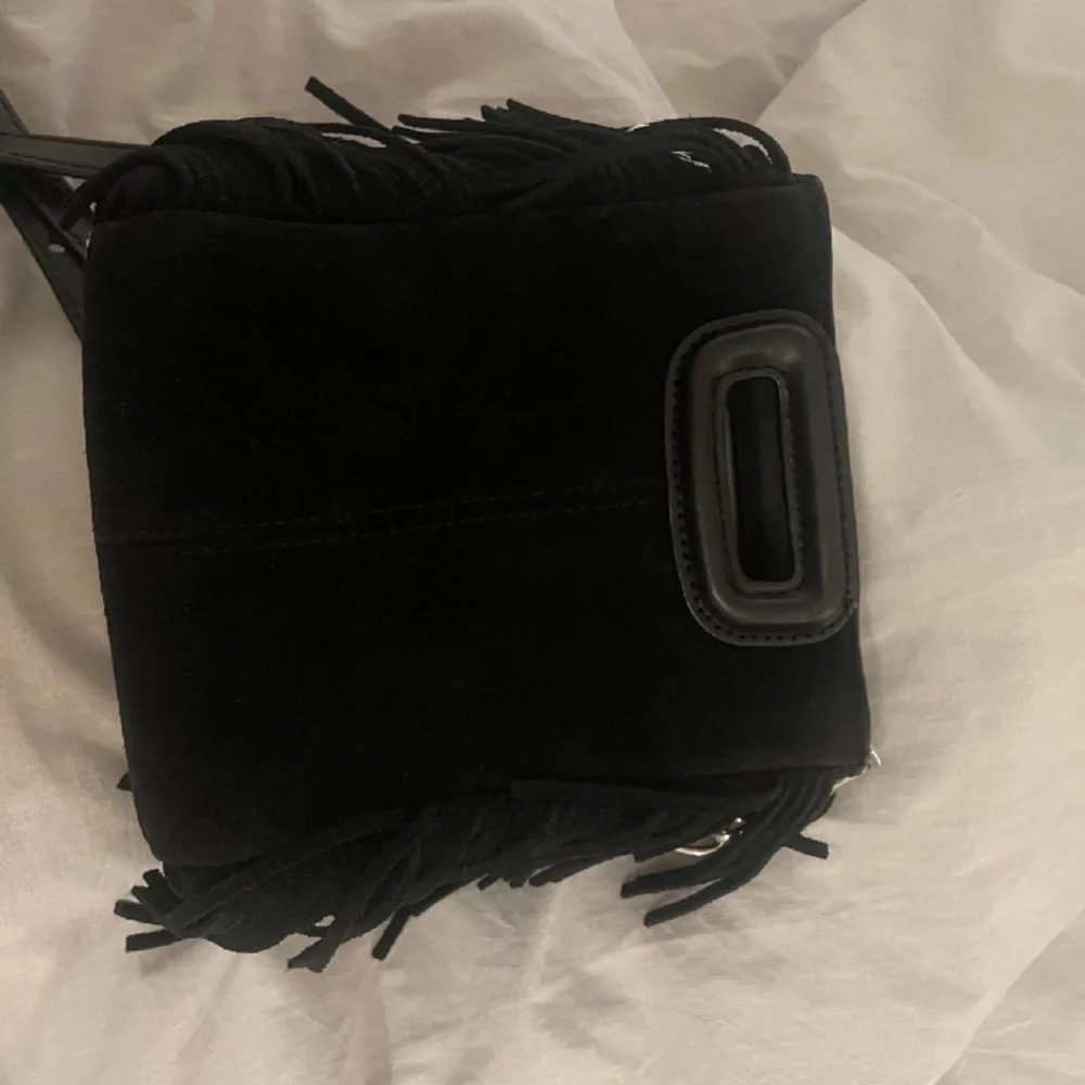 Säljer nu min lilla limited edition väska som jag tyvärr inte längre får användning av. En väldigt fin och unik väska som kan användas till olika tillfällen då en sida har glittriga stenar och den andra är svart. . Laukut & Käsilaukut.